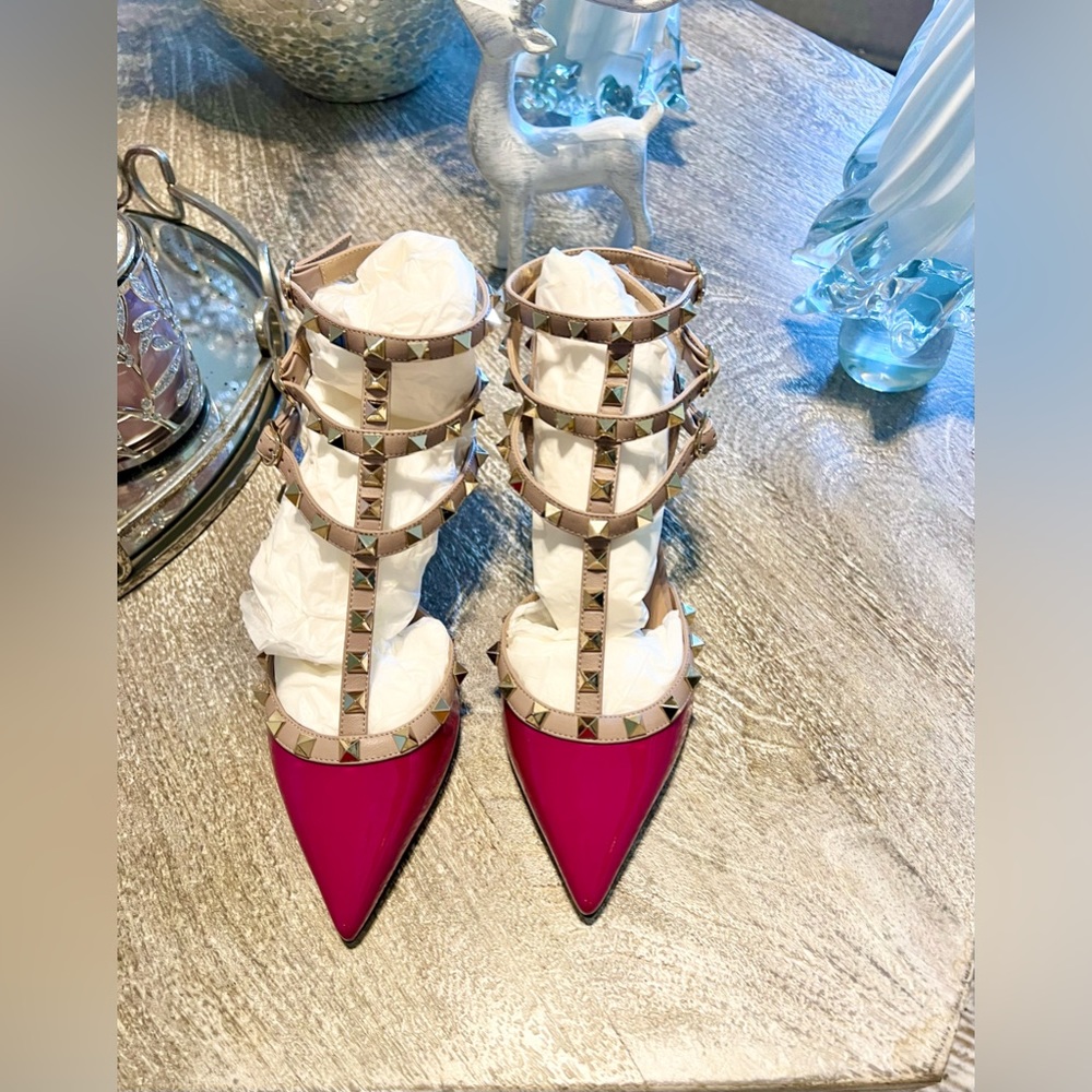 Gorgeous Valentino Garavani low heels.